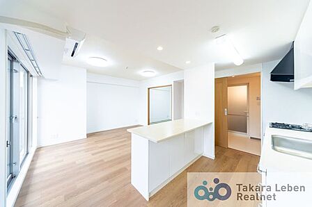 収納豊富のシステムキッチン。カウンターは調理台としても使用でき、作業効率が上がりますね♪
