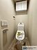 トイレ：ウォシュレット機能付きのトイレは壁掛けリモコンの上位グレードを採用。便座がスッキリした印象となり、限られた空間を広く見せる効果があります。