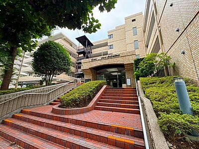 外観：街並みに馴染むシンプルで端正なフォルム。管理体制良好。暮らしやすい環境で安心してお住まいになれます。