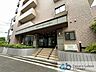 エントランス：マンションエントランスです。落ち着いた温かみのある色調で、住む人をやさしく迎えてくれます。