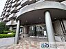 エントランス：マンションエントランスです。落ち着いた温かみのある色調で、住む人をやさしく迎えてくれます。