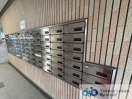 メールボックスコーナーも綺麗に整えられております。共用部分が清潔に保たれていると、マンション全体の品格が上がりますね。