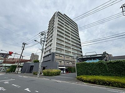 外観:周囲の景観と美しく溶け合いながら、凛とした表情を見せる外観デザイン。落ち着きと品格を兼ね備え、日常を心地よく迎え入れてくれる住まいです。 外観:周囲の景観と美しく溶け合いながら、凛とした表情を見せる外観デザイン。落ち着きと品格を兼ね備え、日常を心地よく迎え入れてくれる住まいです。