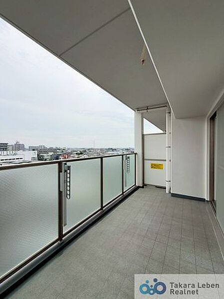 爽やかな風が吹き、思わずお部屋の外へ出たくなる、そんなバルコニーです。心地良さに包まれ、日々の暮らしをより鮮やかに彩ります。