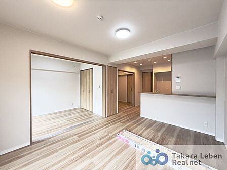 キッチンからリビング全体を見渡すことができます。各居室では独立性を保ちながらも、リビングでは家族が一緒に寛げる空間に。お子様が成長した後も、大切な時間をお過ごしいただけますね。