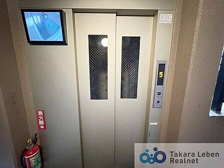お買い物でたくさんの荷物を持っている時や、仕事でクタクタに疲れている時など、階段で1段ずつ上がるのは大変。そんな時にも便利なエレベーター付きの物件です。