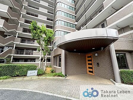 マンションエントランスです。落ち着いた温かみのある色調で、住む人をやさしく迎えてくれます。