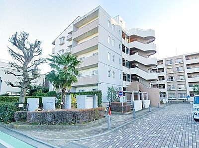 外観:洗練されたフォルムと柔らかな印象を併せ持つ外観デザイン。街並みに自然と溶け込みながら、居住者様を優しく迎え入れます。 外観:洗練されたフォルムと柔らかな印象を併せ持つ外観デザイン。街並みに自然と溶け込みながら、居住者様を優しく迎え入れます。