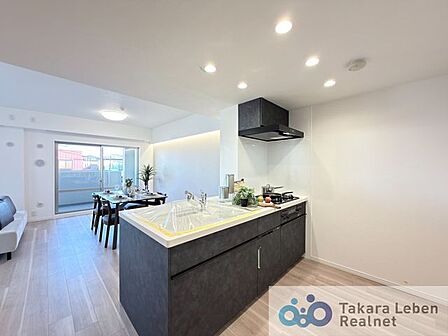 リビングを見渡せる対面式キッチンは、家事をしながらご家族と会話したり、テレビを見ながらと、毎日の家事を楽しく行えます。