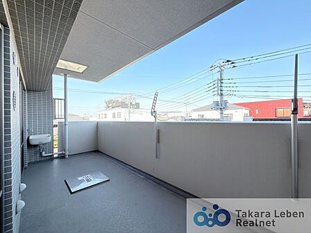 爽やかな風が吹き、思わずお部屋の外へ出たくなる、そんなバルコニーです。心地良さに包まれ、日々の暮らしをより鮮やかに彩ります。