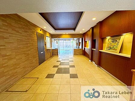 落ち着いた雰囲気に包まれたロビーは、住まい全体の品の良さを感じさせる空間。来訪者にも安心感を与えます。