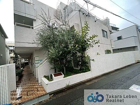 陽光を浴び照らされた美しい煌めきのフォルムが、周りの風景に馴染みながらも存在感を際立たせております。もちろん、その中にもどこか優しさを感じさせるカラーを採用し、住まう人を優しく包み込みます。