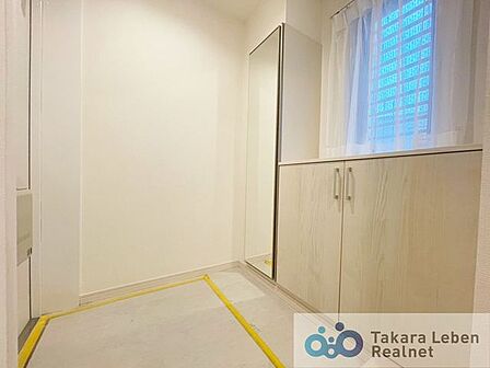 シンプルな玄関は、インテリアを選ばず、すっきりとした印象。毎日の外出・帰宅をスムーズに迎えられます。