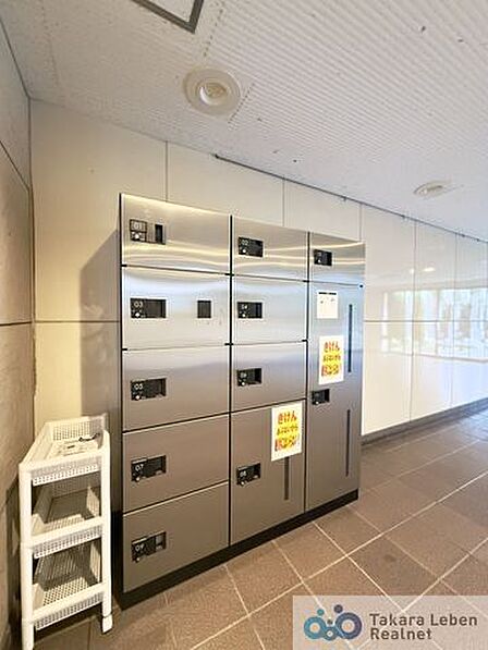 不在時の荷物の受け取りに便利な宅配ボックス。再配達依頼時の休日の時間の拘束から解放されます。