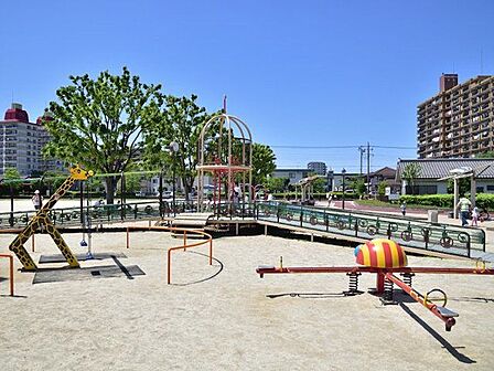朝日中央公園 徒歩10分。 750m