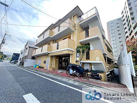 落ち着いたトーンでまとめられた外観。主張しすぎないデザインが魅力のマンションです。