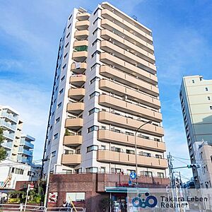 外観：「大山」駅徒歩6分、14階建ての4階部分。南西×南東角部屋につき陽当り・通風良好となっています。エアコン付きなのも嬉しいですね。