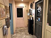 お隣が脱毛サロン店さんと占いサロン店さんです。