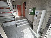 宅配ボックスがあるので留守中でも荷物を受け取れます