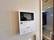 TVモニタ付きインターホンで、訪問者の顔が確認できます。