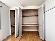 季節ものの衣類もすっきり収納できます