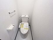 トイレには快適な温水洗浄便座付きです