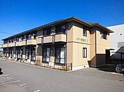 落ち着いた色合いの外観で、周辺の街並みに調和したデザインです。