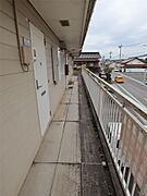 玄関前も屋根があり雨の日も安心です！