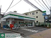 ファミリーマート 徒歩11分。コンビニ 870m