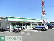 ファミリーマート 徒歩4分。コンビニ 290m