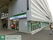 ファミリーマート 徒歩7分。コンビニ 560m