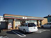 セブンイレブン 徒歩8分。コンビニ 640m