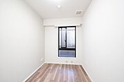 【洋室（2）4.1帖】清潔感のあるフローリング仕様の洋室です。