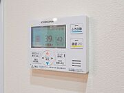温度調整が簡単な給湯リモコン。追い焚き機能もワンタッチで快適な入浴時間を作ります。