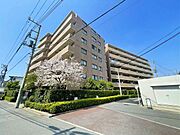 【外観】外壁タイル張り・総戸数74戸のマンション。管理体制の整った安定感ある建物です。