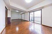 心地よい日差しが入りこみ、自然と家族が集まる空間です。