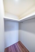 【収納】季節物の衣類もすっきり収納できるウォークインクローゼット。