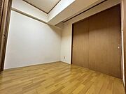 洋室約4.5帖の洋室。清潔感のあるフローリング仕様です。