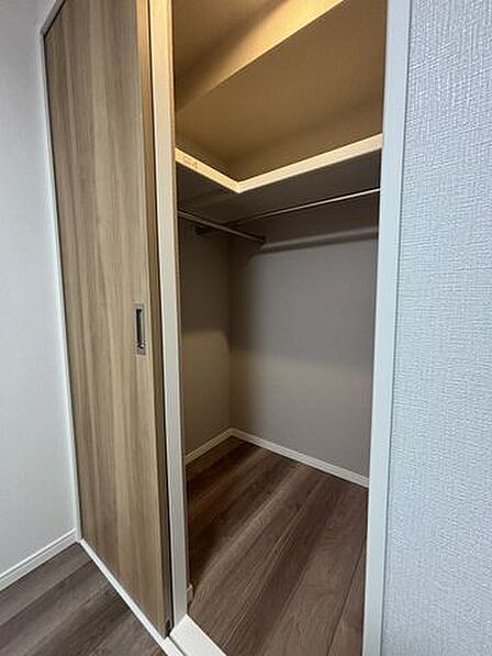 収納力を備えたウォークインクローゼット。