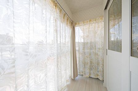 雨の日などに心強いサンルーム付き。洗濯物を干す場所としても活躍してくれる嬉しいスペースです。