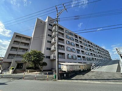外観：総戸数143戸の大規模マンション。管理員が日勤で勤務しており、管理体制良好です。