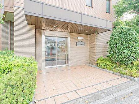 【エントランス】タイル張りの外構とお手入れされた色鮮やかな植栽が住まわれる方、訪れる方を迎えてくれます。