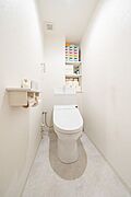 【トイレ】トイレの上部には収納付き。トイレットペーパー等、買い置きもしやすそうですね♪