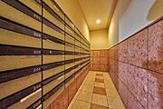 お手入れが行き届いた綺麗な共用部。心地良い安らぎに満ちた住空間へと誘います。