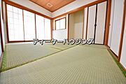 畳には空気が多く含まれているので、空気の層が音を吸収。元気いっぱいの子供さんも伸び伸び遊べます。
