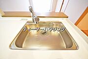 家族と触れ合いを大切にできる対面キッチンです。浄水器付きです。