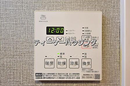 浴室暖房乾燥機がバスルーム内を換気して、カビの発生を抑えます。お洗濯物もよく乾きます。