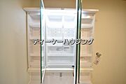 三面鏡の裏には収納がたっぷり。洗面室をすっきりきれいに使えます。