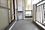 広々したバルコニーは日々の暮らしに、ゆとりと優雅さをもたらしてくれる筈です。 