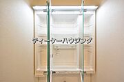 三面鏡の裏には収納がたっぷり。洗面室をすっきりきれいに使えます。